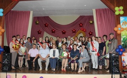 В Балашовском районе выпускники принимали поздравления  с праздником «Последнего звонка»