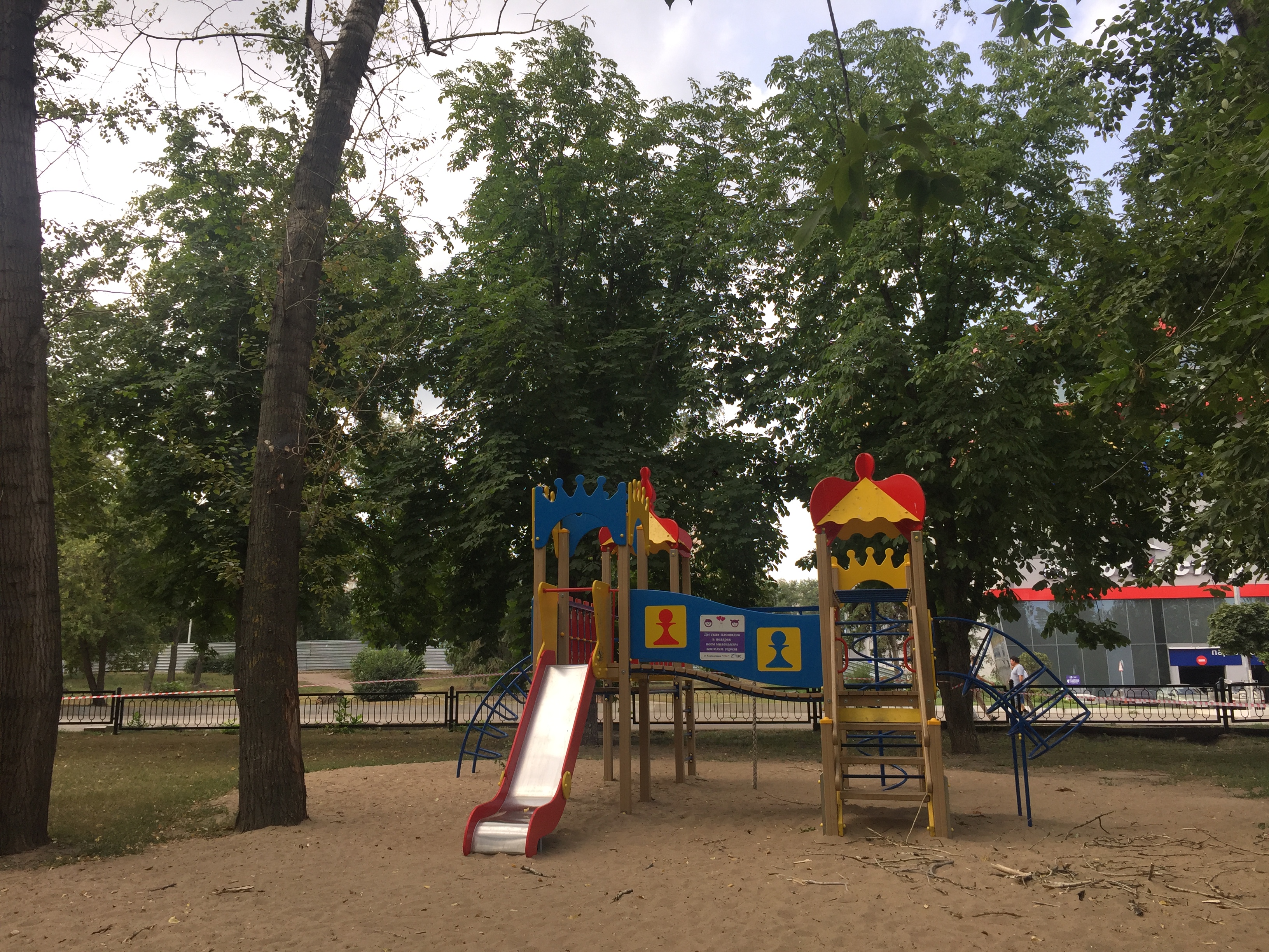 Сотрудниками аппарата Уполномоченного по правам ребенка в Саратовской области был осуществлен выезд на детскую площадку, на которой пострадали двое детей