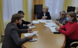 Уполномоченный по правам ребенка в Саратовской области приняла участие в совещании в Саратовской областной Думе