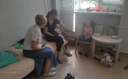Татьяна Загородняя навестила новорожденного из семьи, прибывшей в Саратовскую область после начала специальной операции в Украине