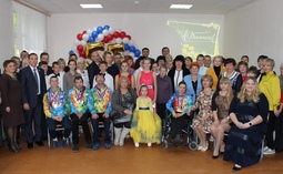 В Балашове руководитель областного совета общественных помощников поздравила с 55-летним юбилеем школу с для обучающихся по адаптированным образовательным программам
