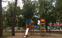 Сотрудниками аппарата Уполномоченного по правам ребенка в Саратовской области был осуществлен выезд на детскую площадку, на которой пострадали двое детей