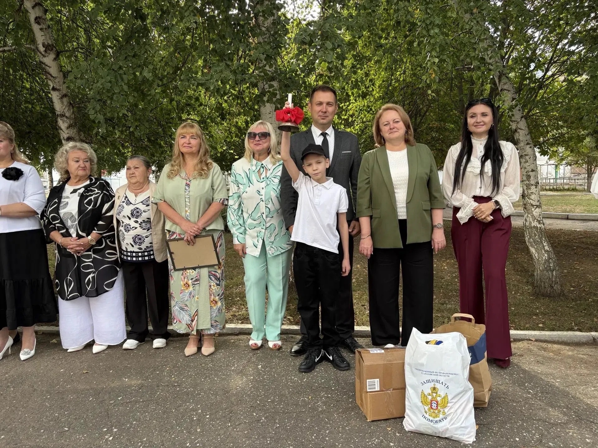 1 сентября 2026 года Уполномоченный по правам ребёнка в Саратовской области Юлия Васильева посетила торжественную линейку в Марксовской специальной общеобразовательной школе открытого типа, приуроченную к Дню знаний.