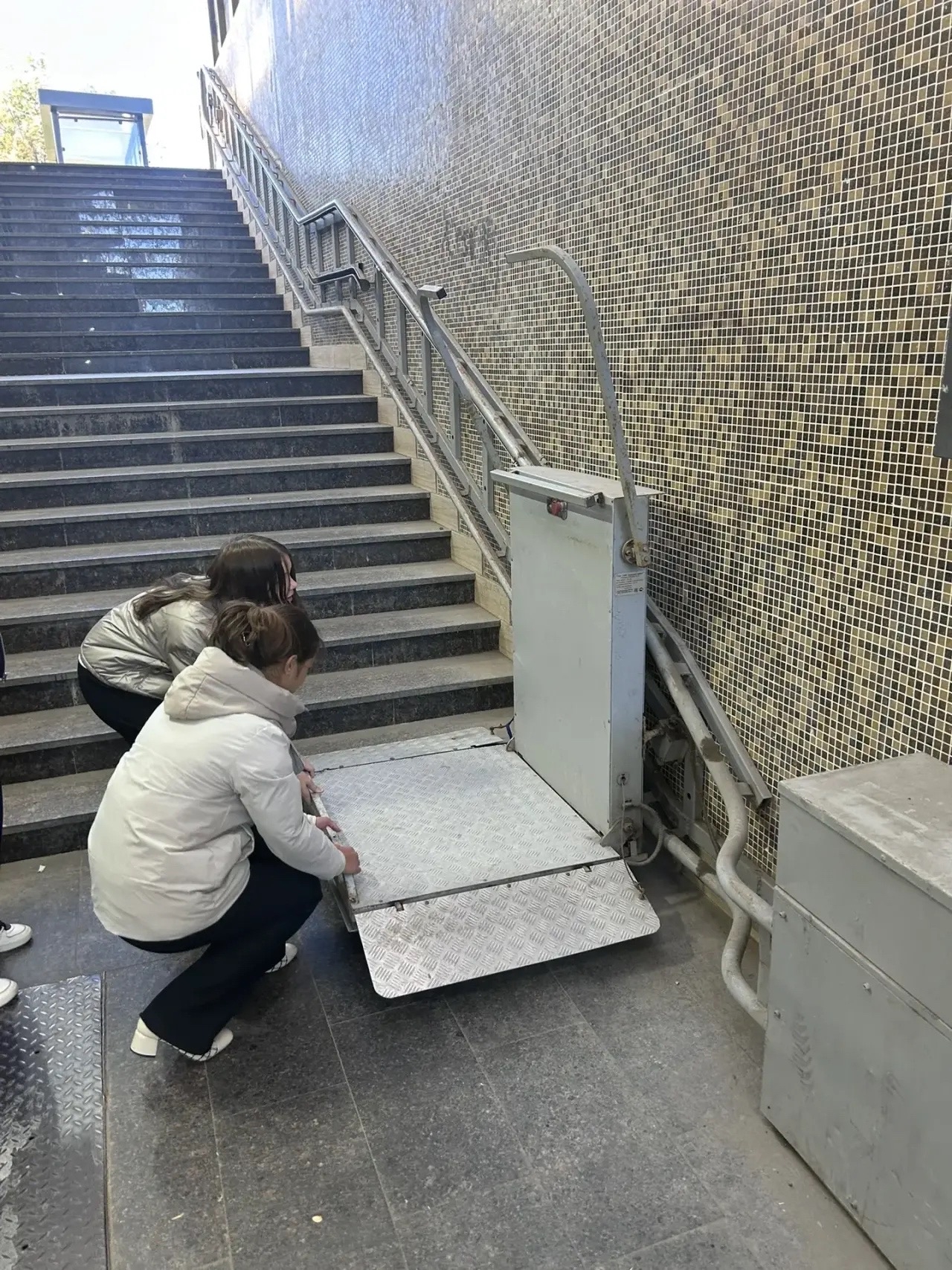 Безопасный путь в школу: подъёмные платформы в подземном переходе теперь работают